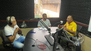 Leia mais sobre o artigo Na radio Cultura FM, Dico da Farmácia apresenta propostas concretas e se compromete  a pavimentar as ruas dos povoados de Bequimão. “vou colocar asfalto, disse Dico”