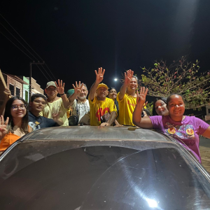 Leia mais sobre o artigo O FURACÃO AMARELO: Dico da Farmácia arrasta milhares de pessoas pelas ruas de Bequimão.