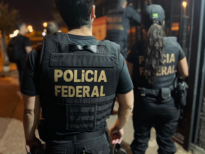 Leia mais sobre o artigo PF cumpre mandados de busca e apreensão contra mulher suspeita de armazenar fotos e vídeos de abuso sexual infantil